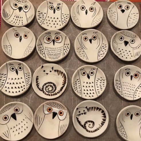 Small porcelain owls and cats.
Approximately 7cm across Small porcelain owls and cats.
Approximately 7cm across